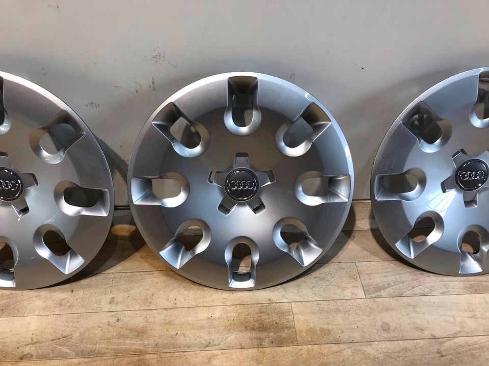 4x Original Audi A1 8X 15 Zoll Radkappen 8X0601147 PA66M16 Deckel in Ernsgaden