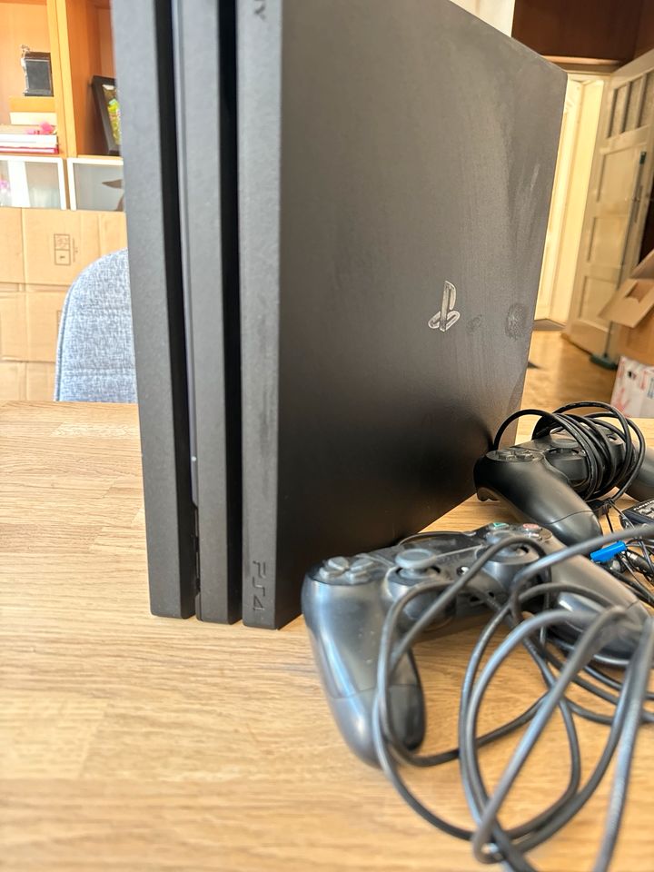 PlayStation 4 Pro mit 1TB - 2 Controller + Fernbedienung in Falkensee