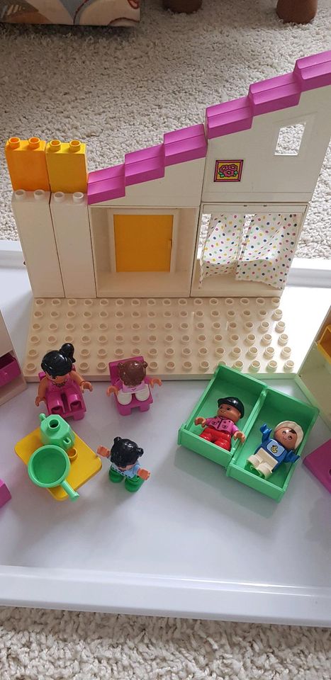 Lego Duplo Spielset Haus-Puppenstube , Schränke Betten, Puppen in Suhlendorf