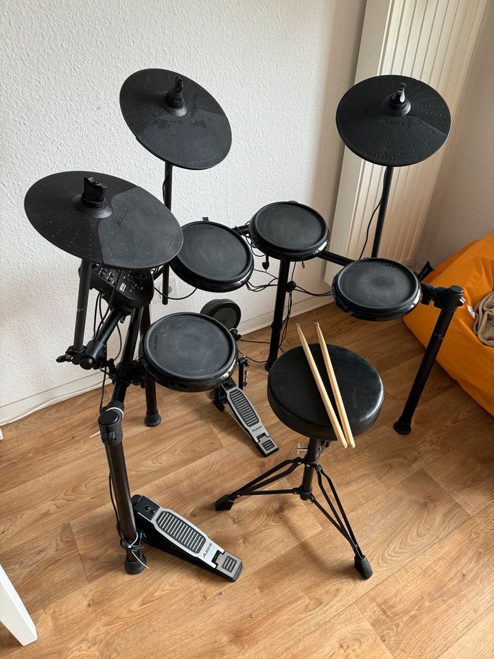 Alesis Nitro Mesh E-Schlagzeug mit Hocker und Sticks in Düsseldorf