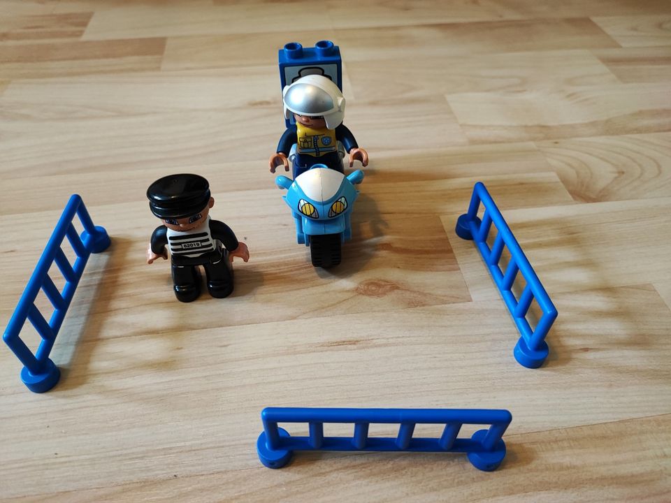 Lego Duplo Polizei Motorrad Verbrecher Absperrung in Essen