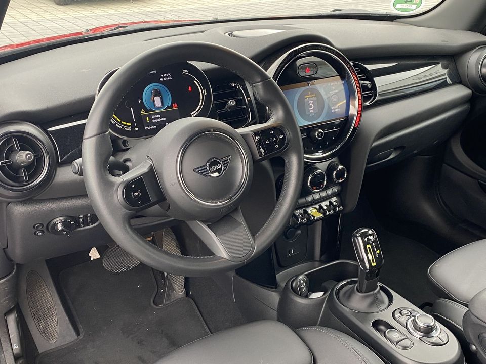MINI Cooper SE Hatch DAB LED Navi Klimaaut. Shz PDC in Kümmersbruck