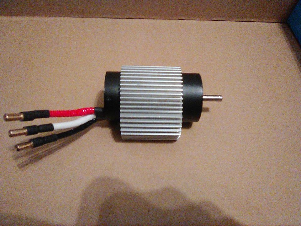 RC CAR brushless 1/8 4S Motor 1980KV 5mm Welle + Kühlkörper in Düsseldorf