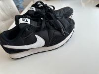 Nike Schuhe schwarz Gr. 34 Nordrhein-Westfalen - Wesseling Vorschau