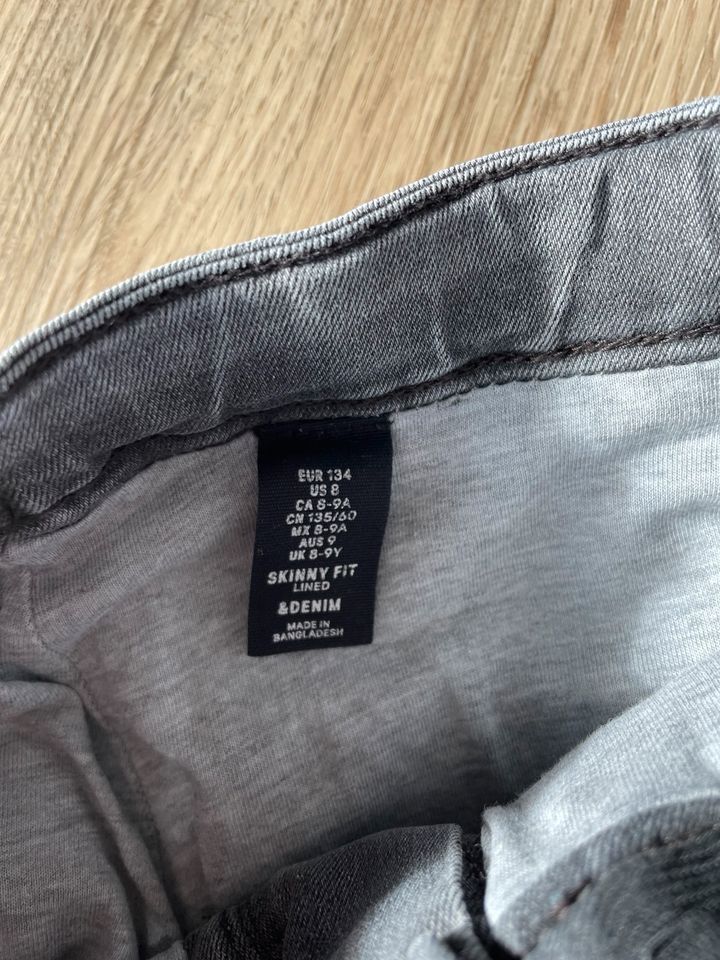 Jeans grau gefüttert H&M 134 in Neu Wulmstorf