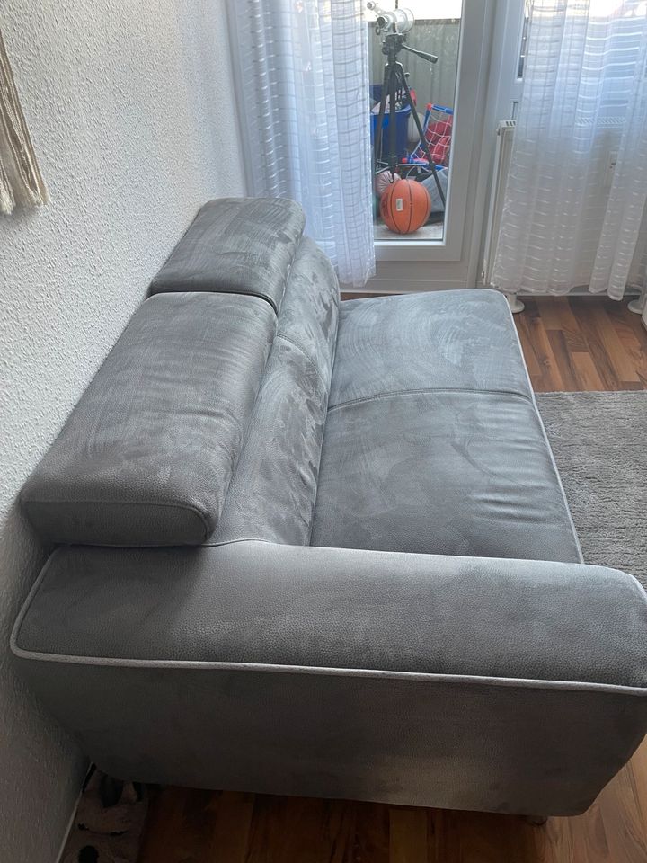 Sofa klein in grau zu verkaufen in Berlin