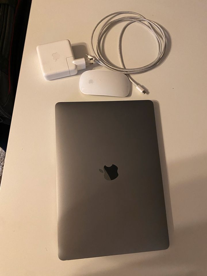 Apple MacBook Pro, 13 Zoll, 2020 in Ehringshausen