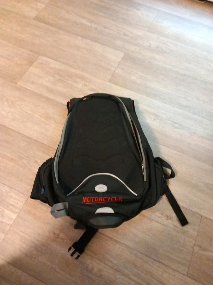 neuwertiger MOTORCYCLE Motorradrucksack Rucksack in Meißen