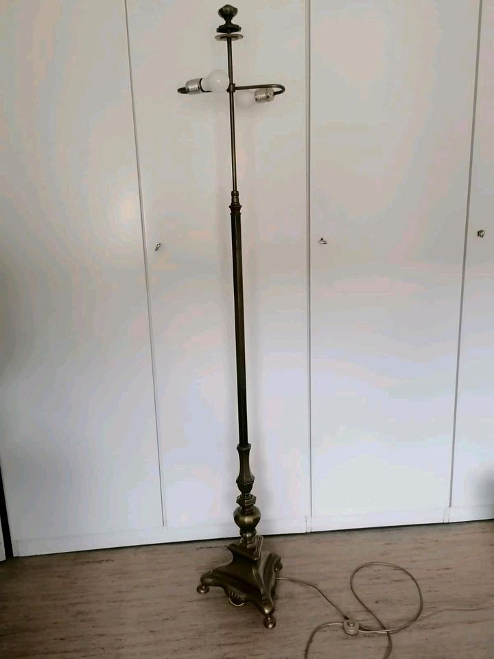 Schöne Vintage Stehlampe Massivmessing, bis 1,90 m, 10 kg in Düsseldorf