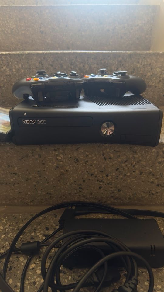 Xbox 360 mit 2 Controlle+4 Spiele in Naumburg (Saale)