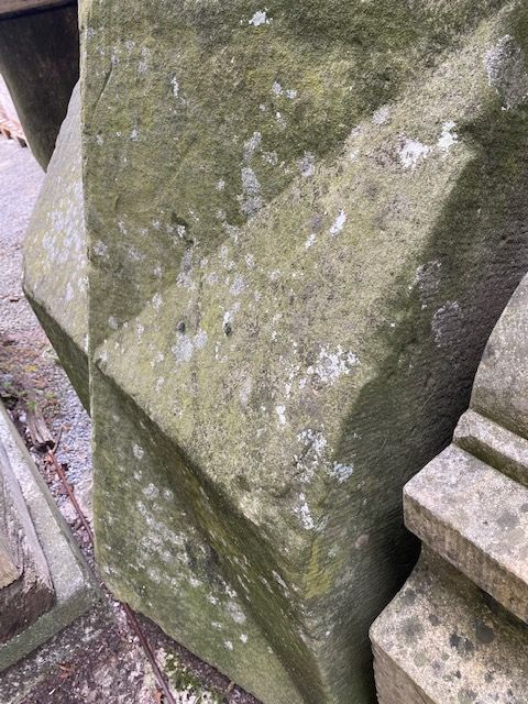 Gotische Sandstein Mauerkrone – Original aus GB 86x86x27cm in Lemgo