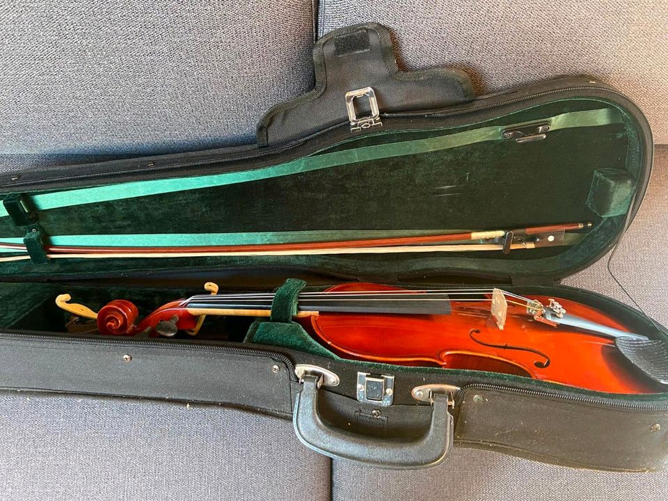 Geige mit Bogen, Schulterstütze und Koffer in Hollstadt
