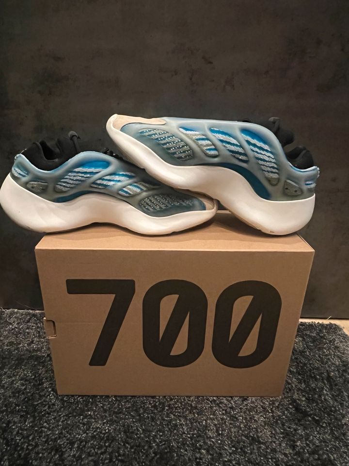 Adidas Yeezy 700 V3 Arzareth US 7,5 / 40 2/3 in Windischeschenbach