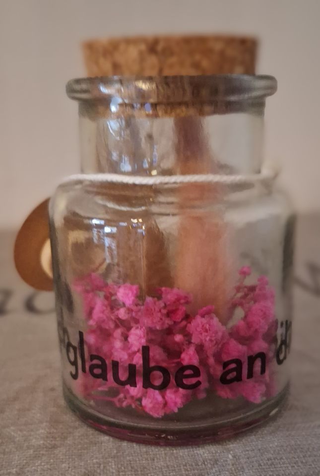 Kleines Glas mit Trockenblumen und Korkdeckel mit Aufschrift in Dortmund