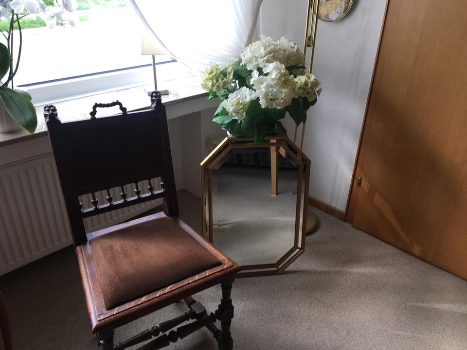 Gut erhaltene Kommode mit Stuhl und Spiegel in Hückeswagen