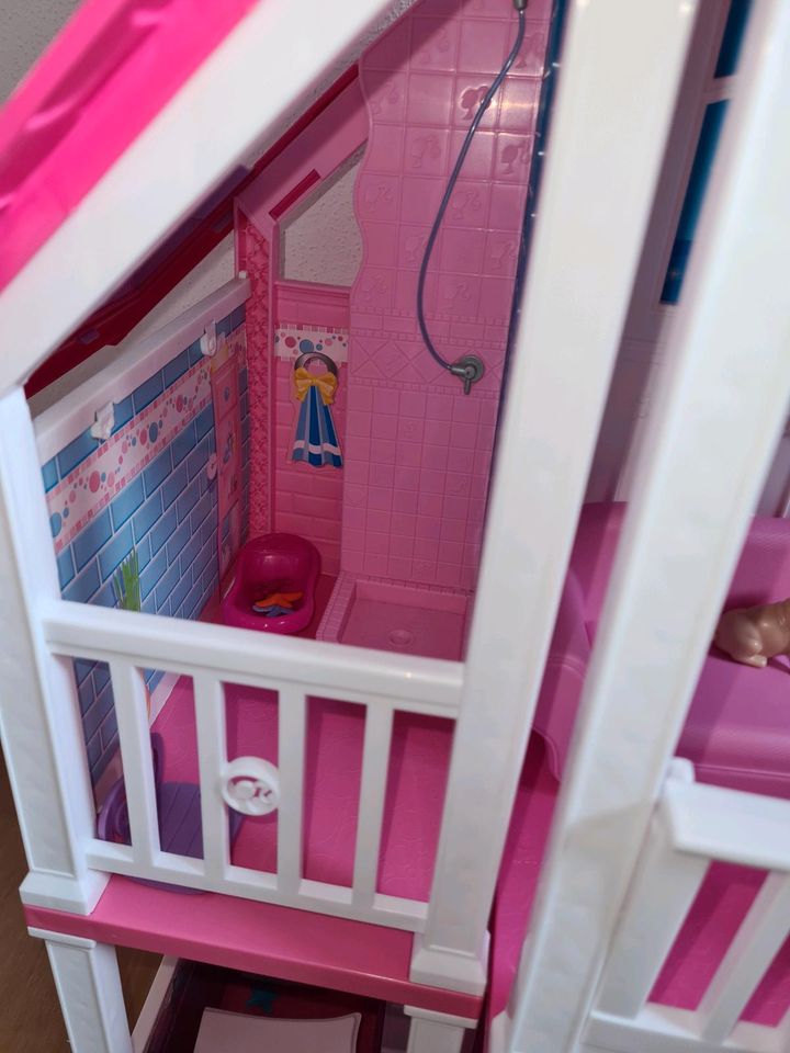 Großes Mattel Barbie Haus Villa Traumvilla in gutem Zustand in Hemau