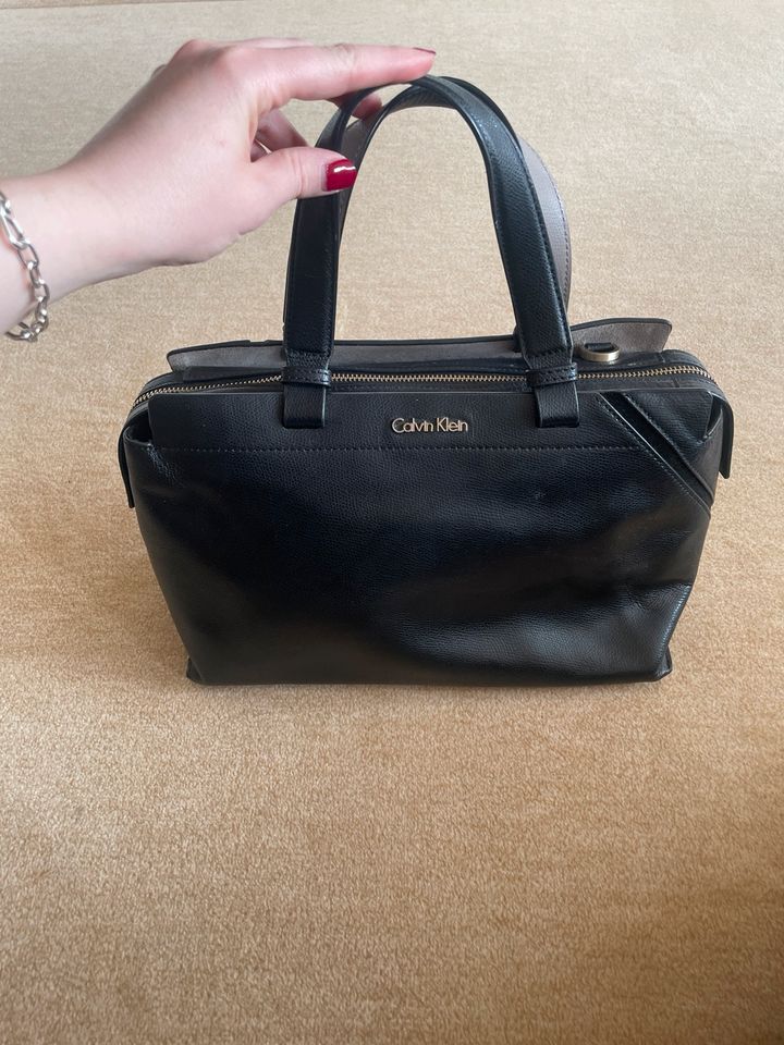 Handtasche Calvin Klein Umhängetasche schwarz in Garbsen