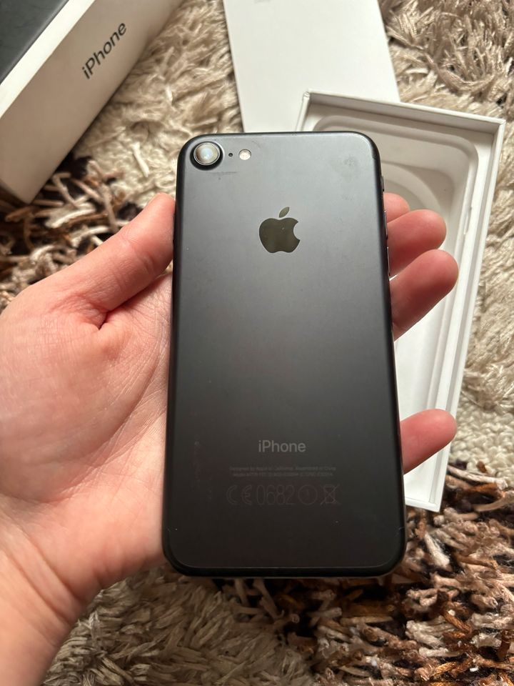iPhone 7 32GB schwarz Handy Smartphone in Villingen-Schwenningen