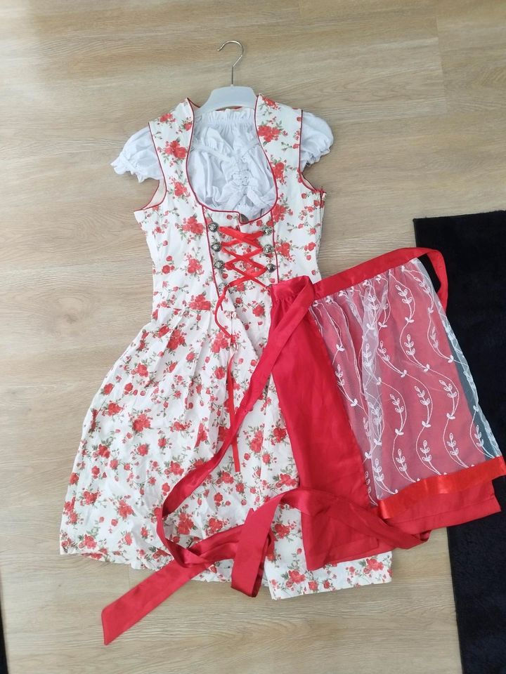 Dirndl mit Roten Blumen, Rote Schürze und Dirndl Bluse in Reken