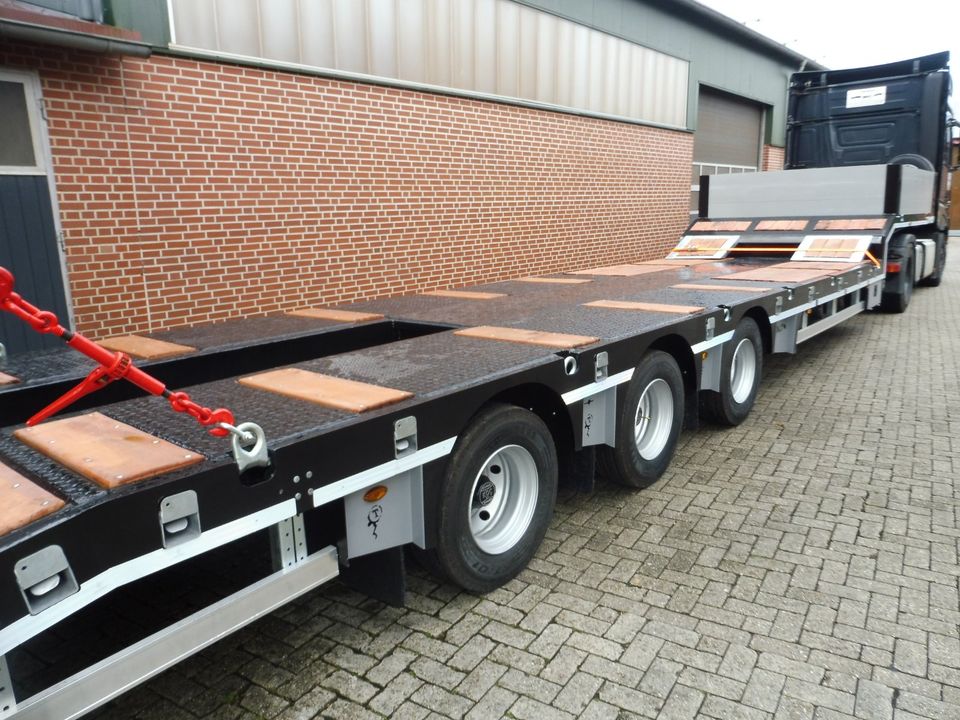 Tieflader Tiefbett Transport Bagger Baggerarmmulde in Metelen