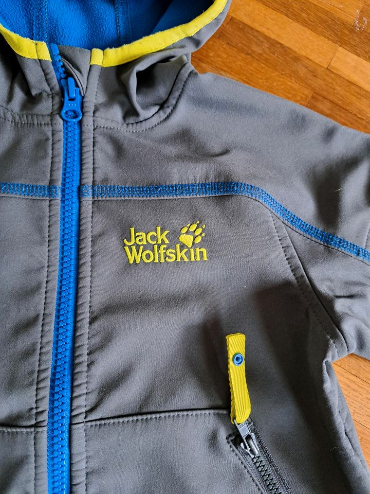 Jack Wolfskin Softshelljacke grau u. Regenjacke blau Gr. 104 in München