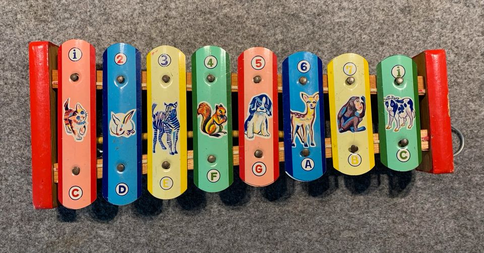 Kinder Musik Instrument Xylophon mit Tier Motiven Blech Spielzeug in Boffzen