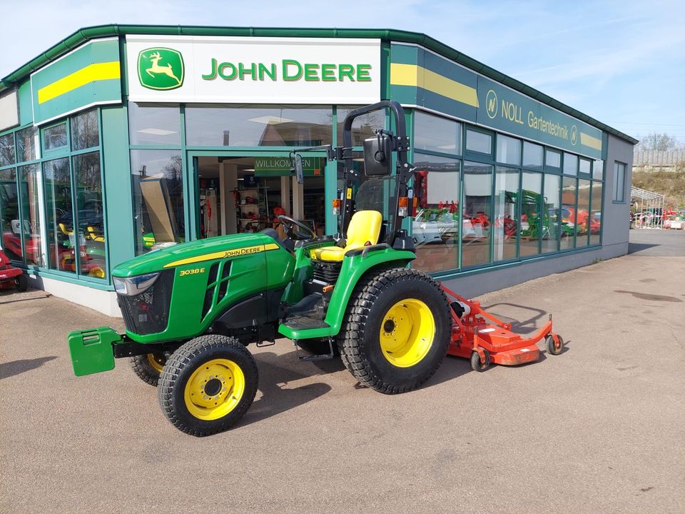 John Deere 3038E Kompakttraktor mit erst  79 Betriebsstunden in Limburg