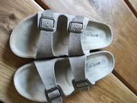Pantoletten Schlappen taupe Wildleder Gold 41 Echtleder Nordrhein-Westfalen - Steinheim Vorschau