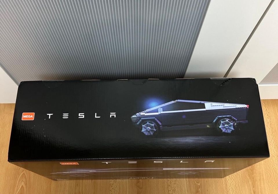 MEGA Tesla Cybertruck in Stuttgart - Stuttgart-Mitte