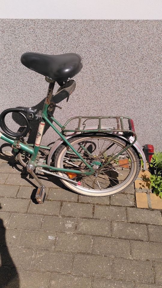 Mifa-Klapprad grün DDR mit Fahrradschloss in Berlin