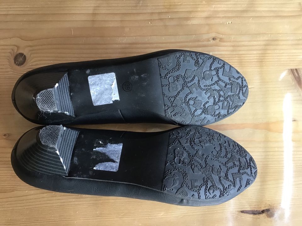 Ballerinas Pumps mit flachem Absatz Gr. 39 schwarz in Langenfeld