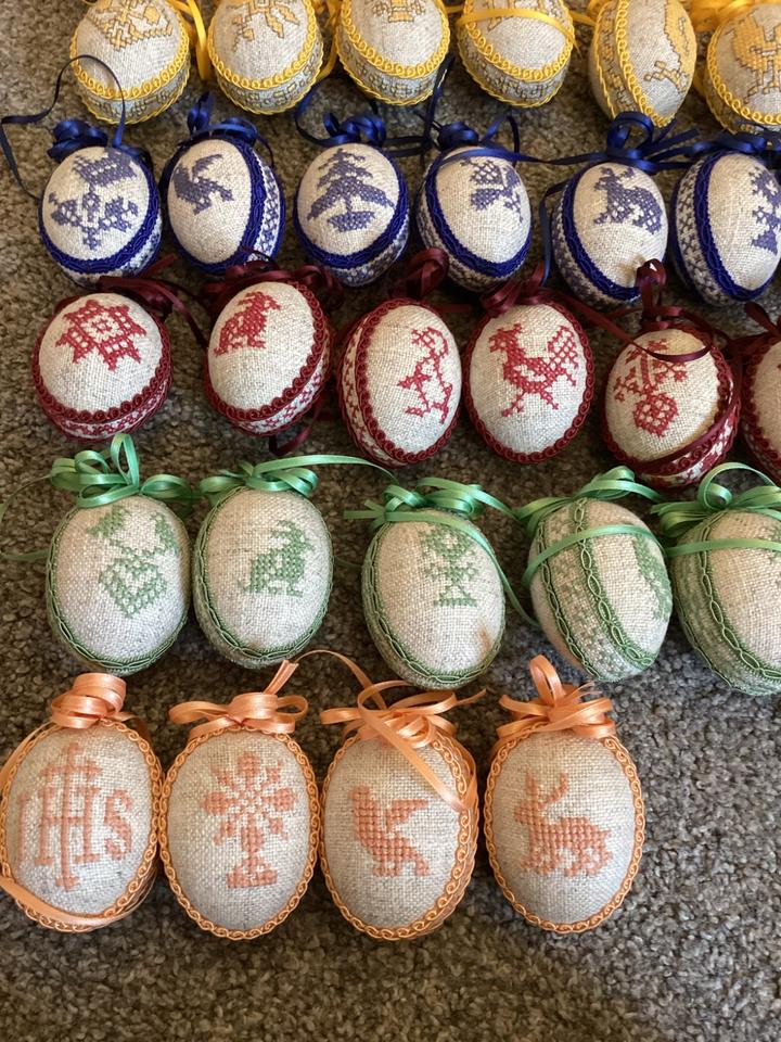 Gestickte Eier, Ostereier, Ostern, Handarbeit, Preis pro Stück in Schechen