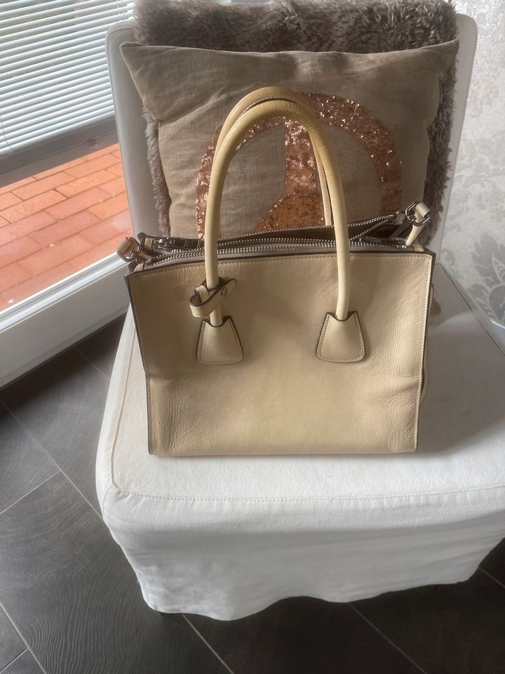 Biete traumhaft schöne und elegante Tasche von Prada NP. 2000 € in Seevetal