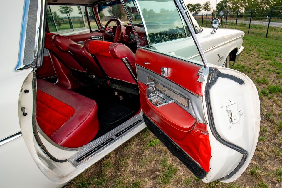 Chrysler Imperial Crown Sedan 4D Hardtop - Oldtimer in Beilrode