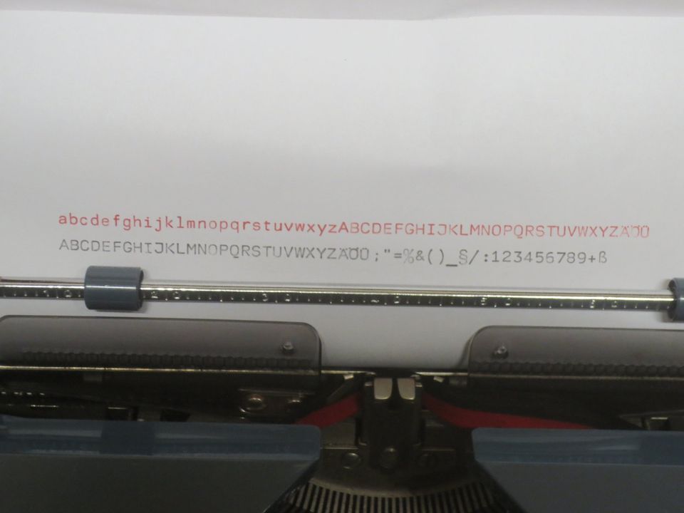 Koffer-Schreibmaschine Erika schwarz/rot in Geisenhausen