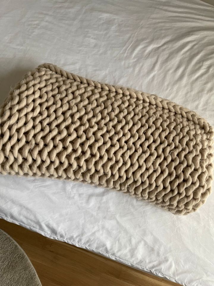 Grob gestrickte Decke beige in Illerrieden