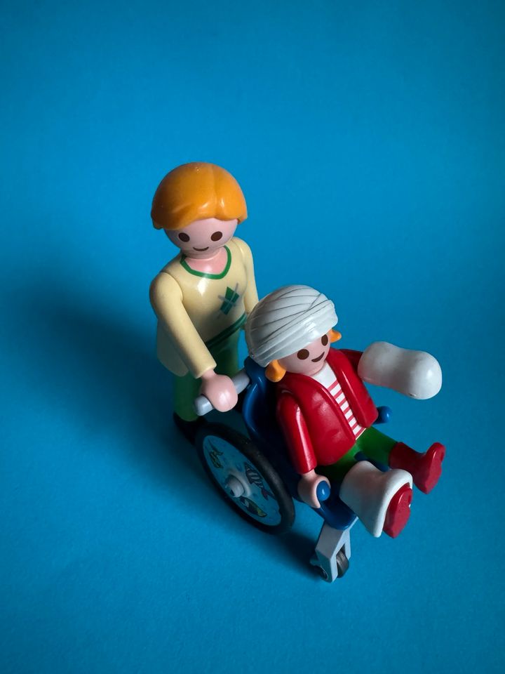 Playmobil Krankenbetten, -Rollstuhl in Schönau