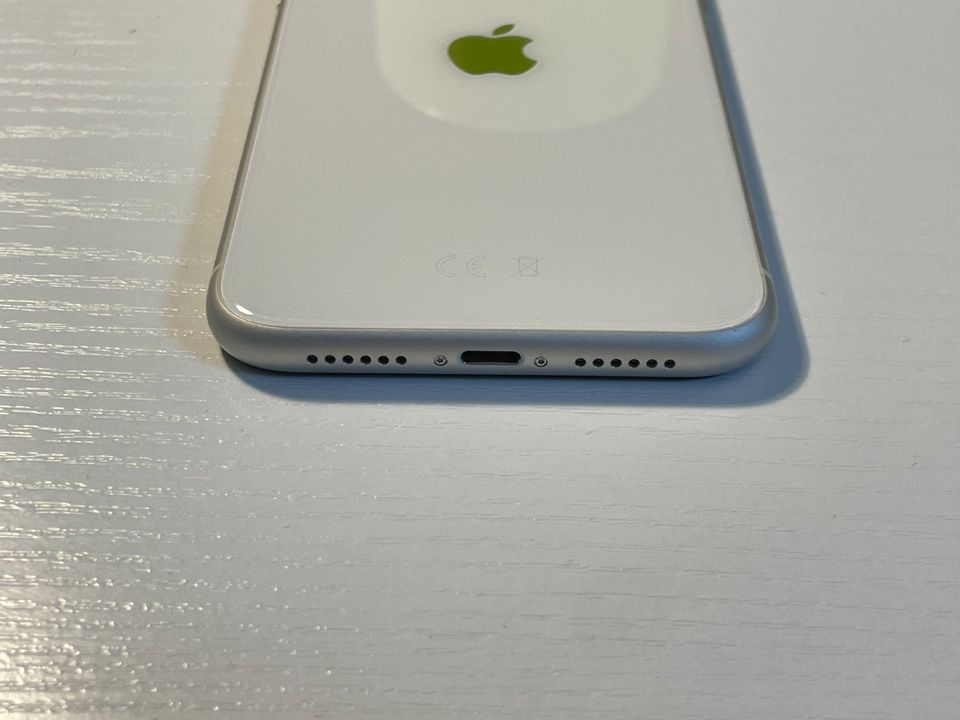 iPhone 11 128GB Weiß mit iOS 15.4.1 Jailbreak in Passau