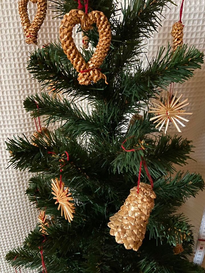 Weihnachtsbaum Tannenbaum fertig geschmückt in NordrheinWestfalen