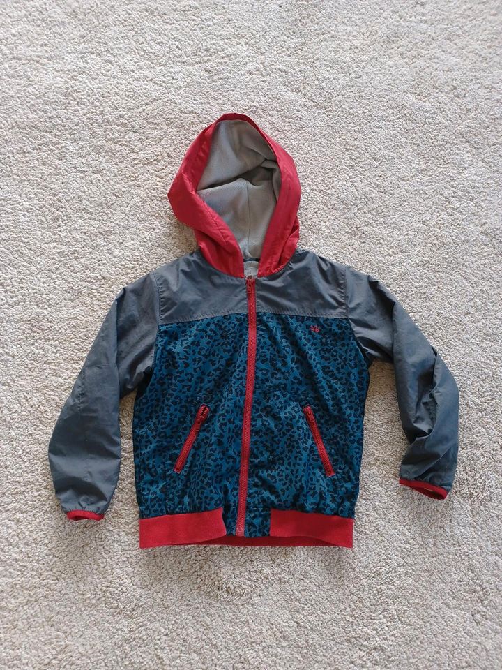 Uniqlo Jacke Kapuzenjacke Gr: 134 in Unterhaching