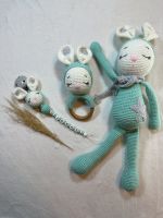 Amigurumi◆Hase◆Personalisierte Schnullerkette◆Rassel◆Spielzeug Nordrhein-Westfalen - Niederzier Vorschau