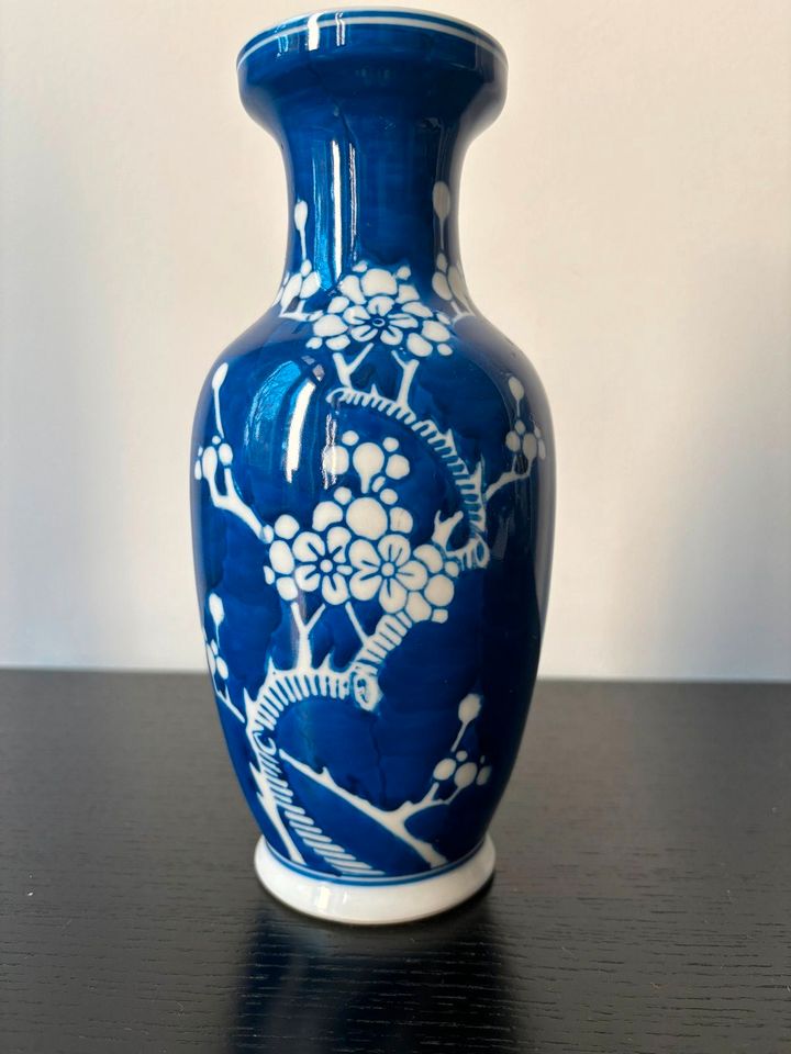 China Vase, blau/weiss Kirschblüten-Motiv in Berlin