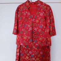 China Cheongsam Kostüm reine Seide bestickt Gr. 40 rot Blüten Baden-Württemberg - Badenweiler Vorschau