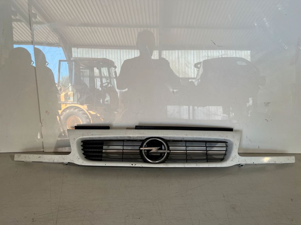 Kühlergrill Opel Astra F weiß 474 Grill Frontgrill in Nordrhein-Westfalen -  Wilnsdorf, Ersatz- & Reparaturteile