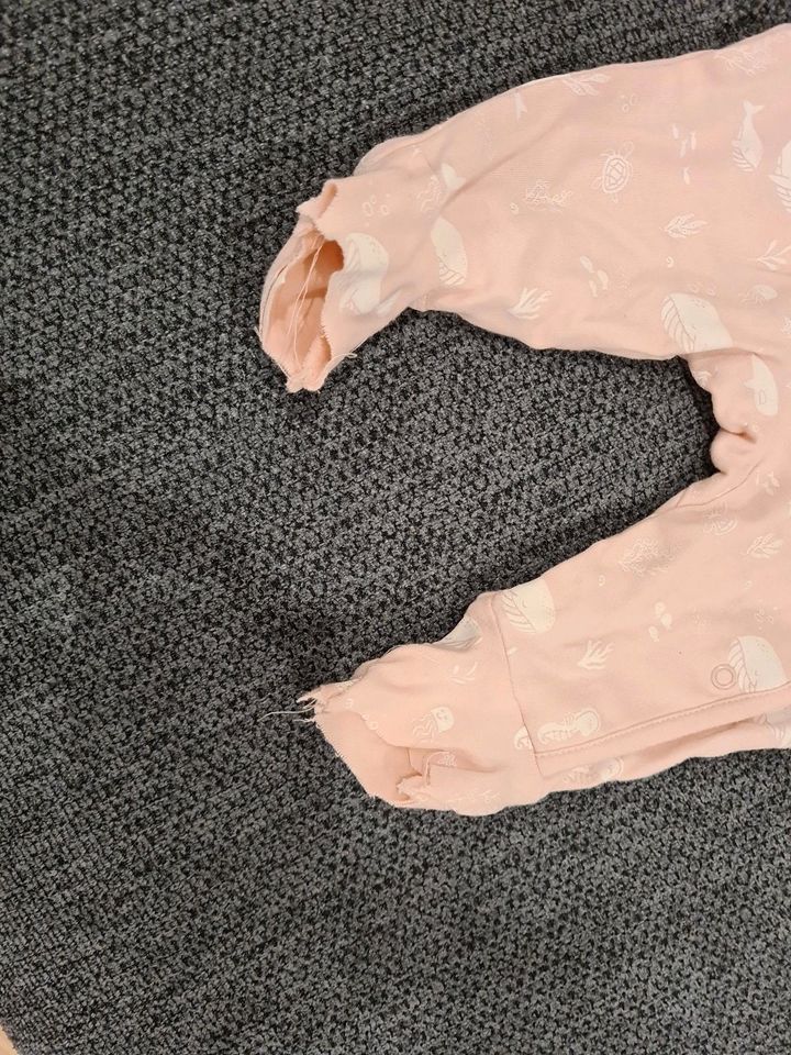 2 Pyjamas Schlafanzüge Baby 62 in Salzkotten