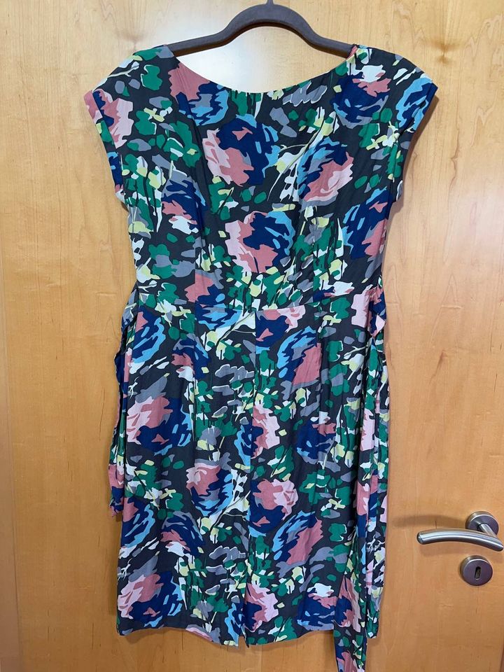 Kleid BODEN Größe UK 12 P 38 Petite Short Viskose Seide Blütenmus in Langen (Hessen)