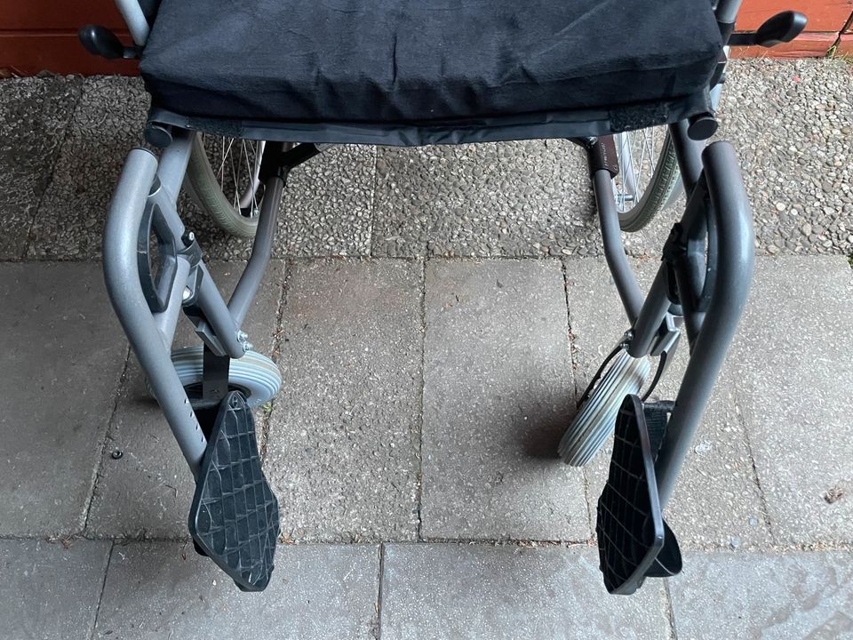 B&B Großer XL Rollstuhl für Große und Schwere Menschen  SB53/SH57 in Hamburg
