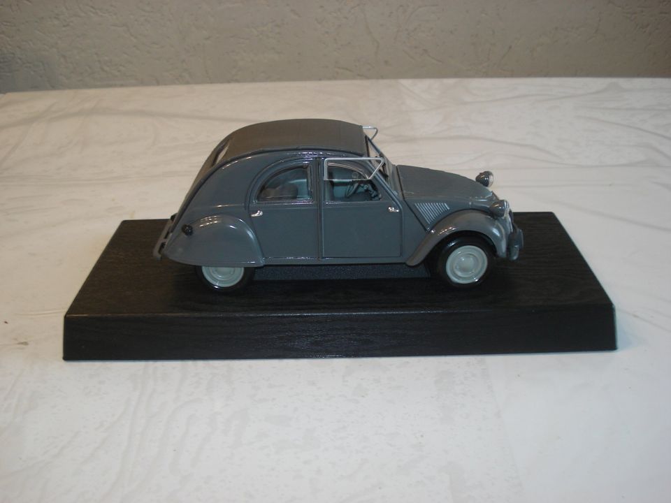 Citroen 2 CV Metall Modell 1:18 neuwertig OVP in Amstetten