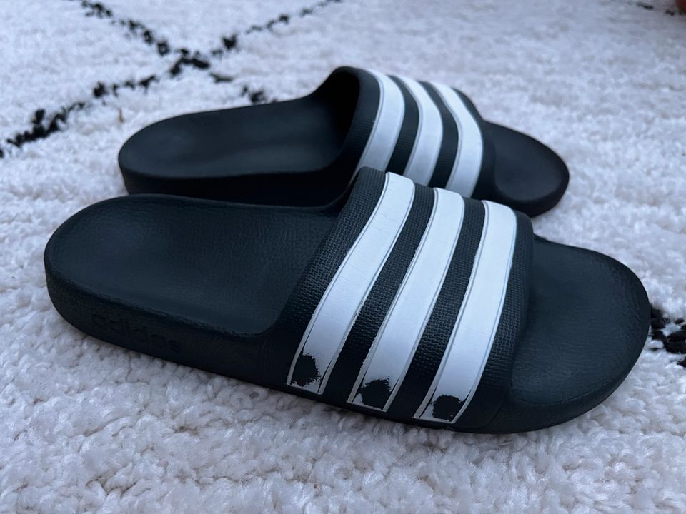 Adidas Adiletten schwarz weiß Größe 35/36 in Jena