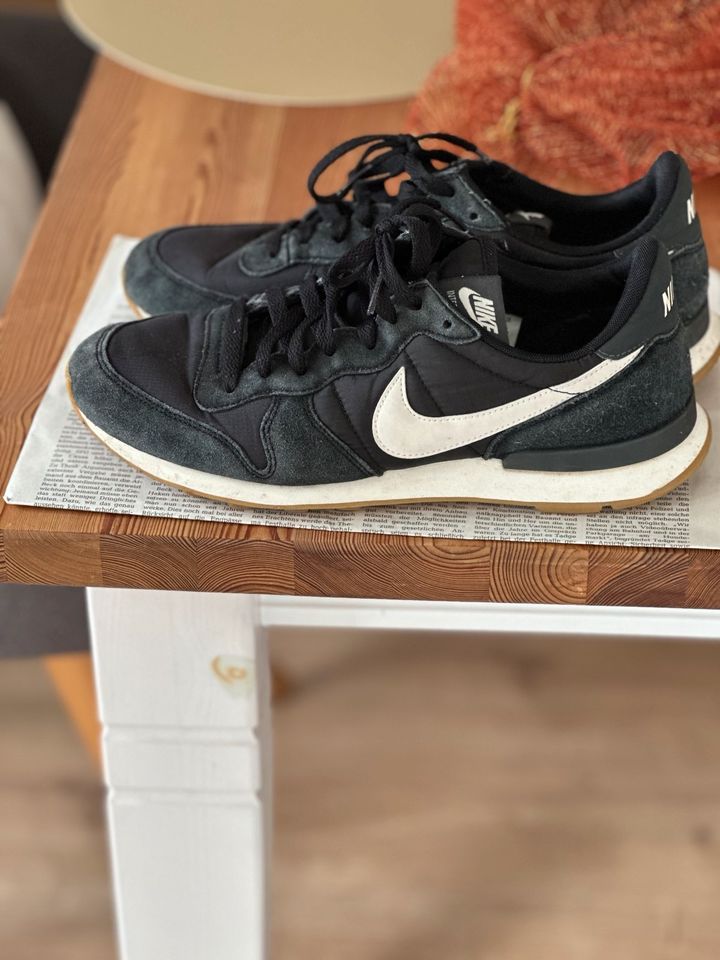 Nike Internationalist Sneaker/Freizeitschuh schwarz Gr. 42 in Bückeburg